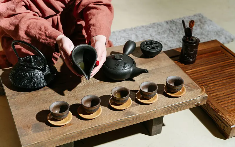 showing Japanese Tea Ceremony Etiquette and Tools